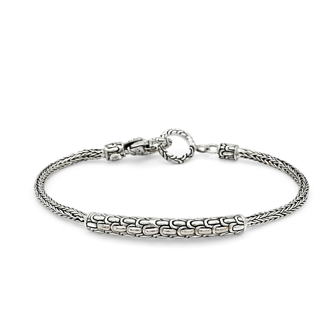 Bracciale Tulang Naga in argento 925 — vista intera su sfondo bianco, catena a spiga, barra Sisik Naga centrale e chiusura moschettone decorata, Collezione Sisik Naga, Balinesia