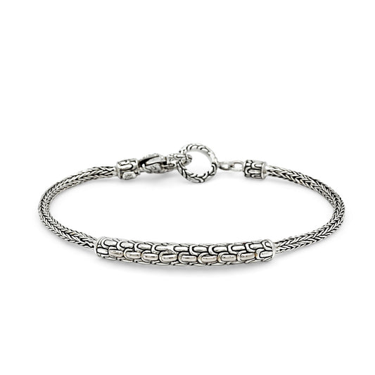 Bracciale Tulang Naga in argento 925 — vista intera su sfondo bianco, catena a spiga, barra Sisik Naga centrale e chiusura moschettone decorata, Collezione Sisik Naga, Balinesia