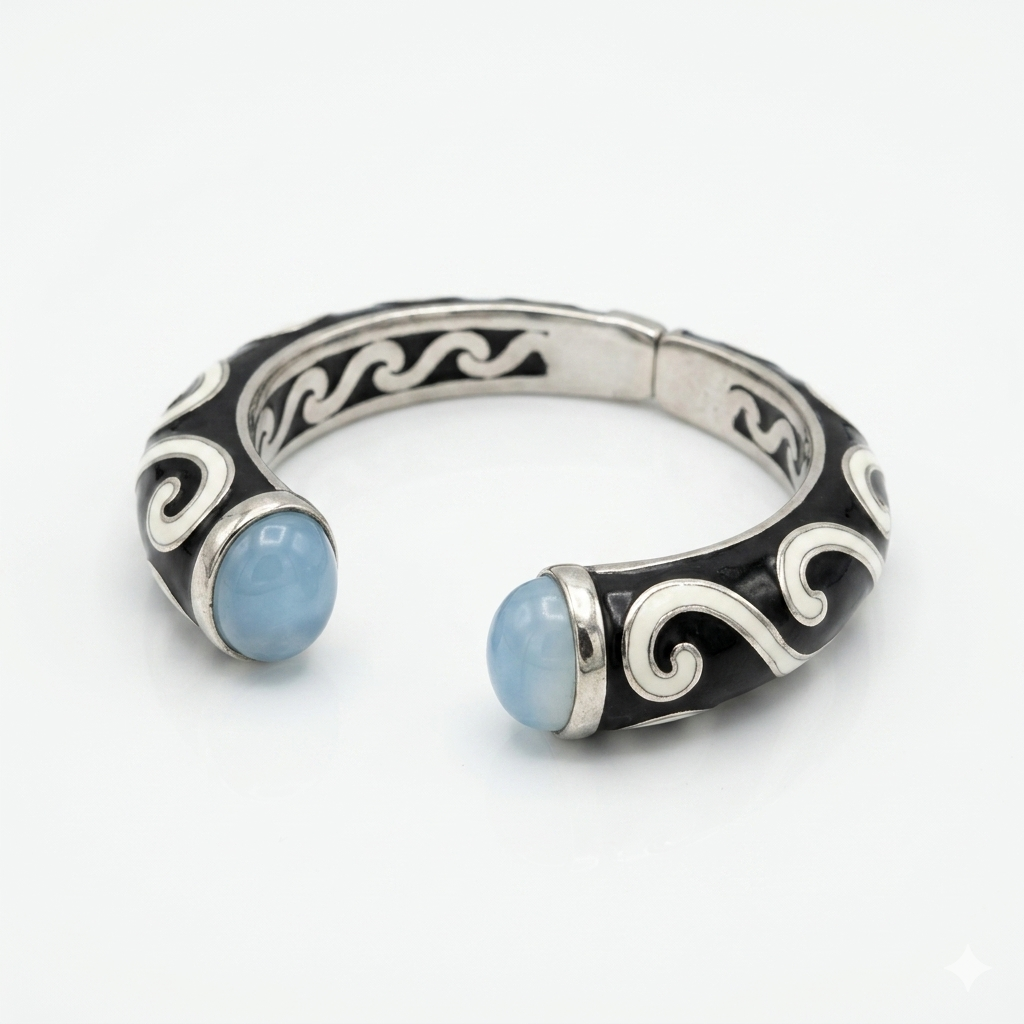 Bracciale Laut Hitam Balinesia – vista frontale con entrambi i cabochon opalescenti azzurri e motivi a onde bianchi su fondo nero
