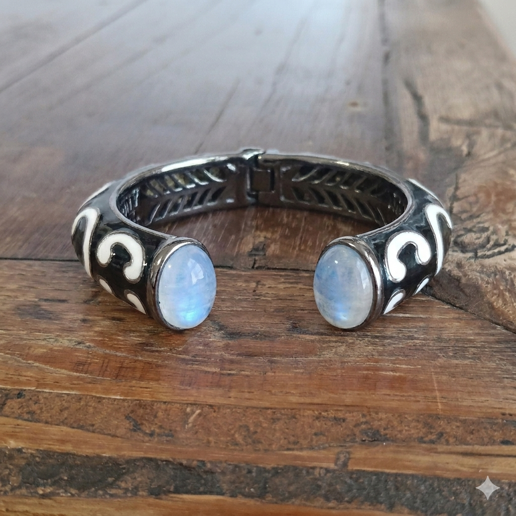 Bracciale Laut Hitam su superficie in legno rustico – dettaglio cabochon ovali opalescenti con riflesso bluastro