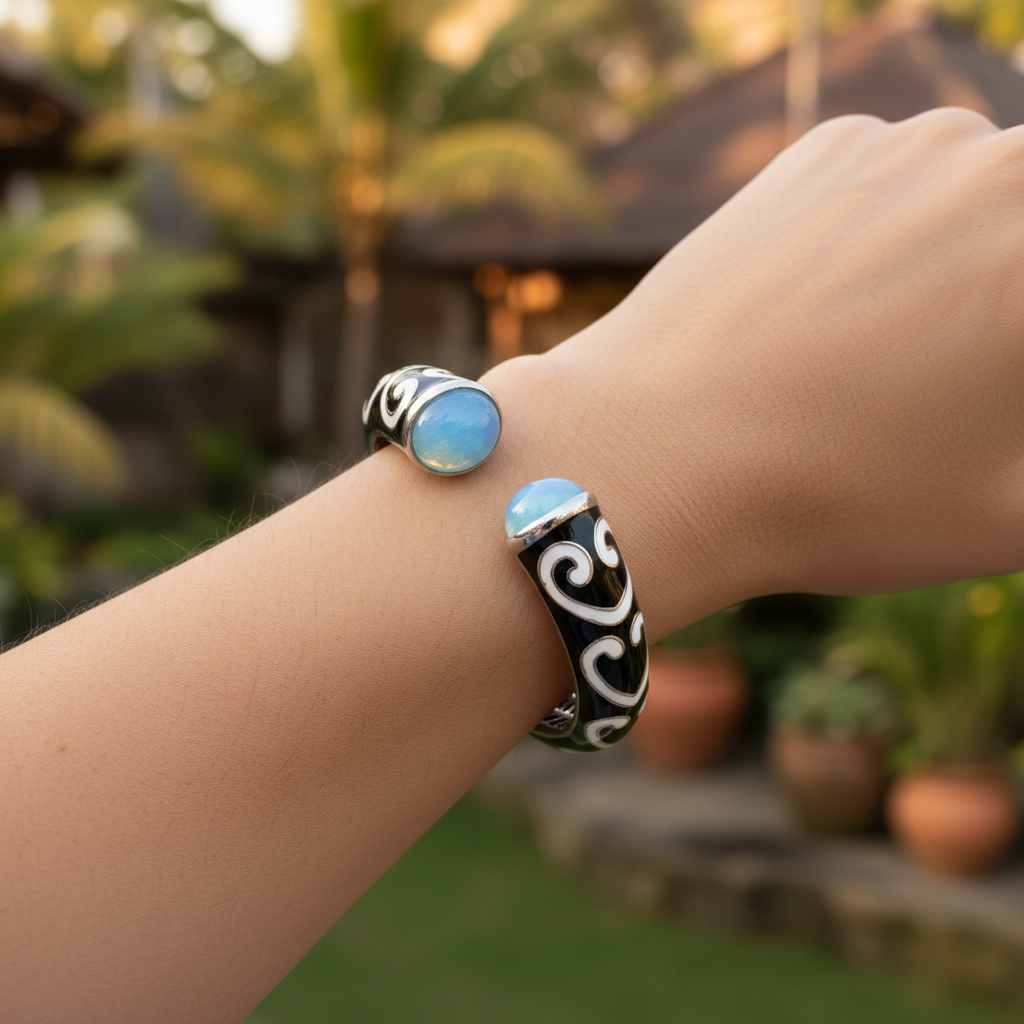 Bracciale Laut Hitam indossato al polso in giardino balinese al tramonto con sfondo di palmeti e architettura tradizionale