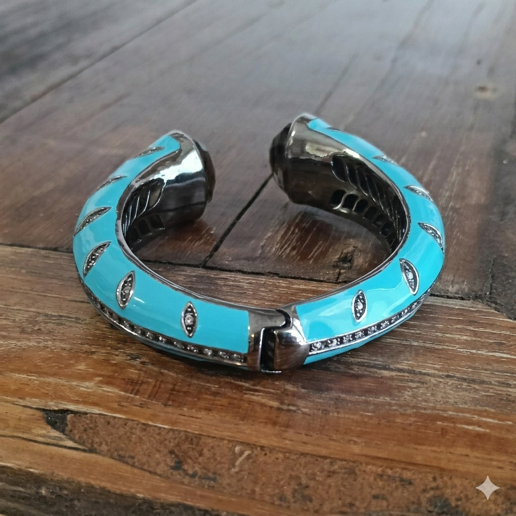 Bracciale Langit Malam Balinesia su legno, vista dall'alto con cerniera di chiusura in evidenza, smalto turchese e motivi decorativi con zirconi pavé, Collezione Notte Tropicale
