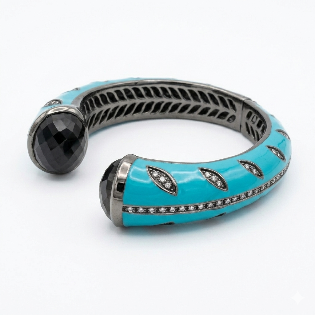 Bracciale Langit Malam Balinesia, vista laterale su sfondo bianco con cabochon marquise di quarzo fumè in primo piano, smalto turchese con motivi a occhio e zirconi, cerniera integrata visibile
