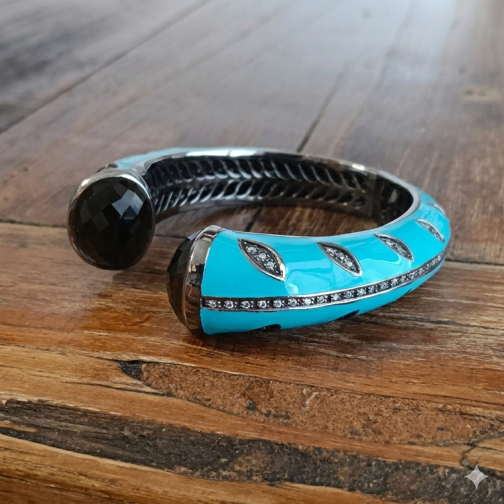 Bracciale Langit Malam Balinesia su legno, cabochon di quarzo fumè taglio marquise in primo piano, smalto turchese e zirconi pavé, Collezione Notte Tropicale – Balinesia