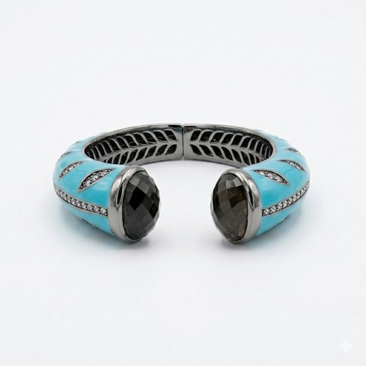 racciale Langit Malam Balinesia, vista frontale su sfondo bianco con bangle in argento 925 ruteniato, smalto turchese, zirconi pavé e cabochon di quarzo fumè taglio marquise alle estremità