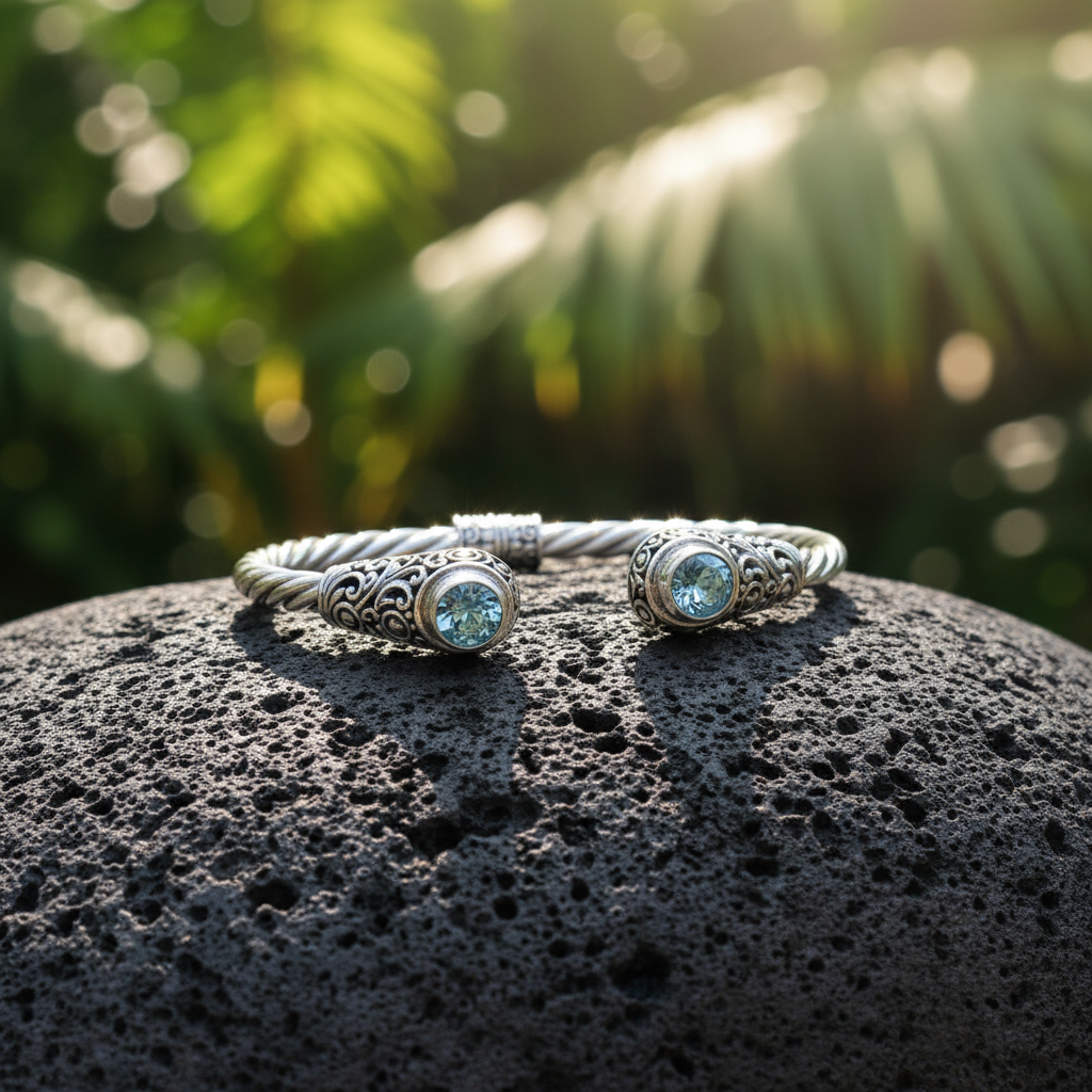 Bracciale Mata Air Balinesia su roccia lavica con sfondo tropicale – argento 925 con torchon ritorto e topazi azzurri naturali a castone con filigrana balinese – Collezione Viaggio a Celuk