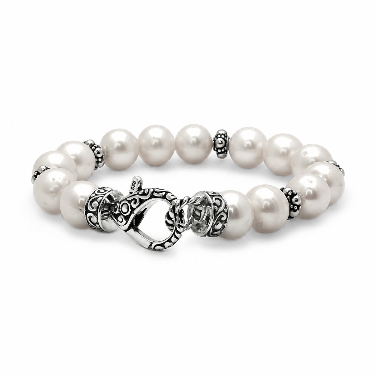 Bracciale Mutiara Balinesia su sfondo bianco, dettaglio chiusura Lobster in argento 925 ossidato con incisioni a voluta, perle di acqua dolce tonde bianco naturale con separatori a filigrana granulata balinese