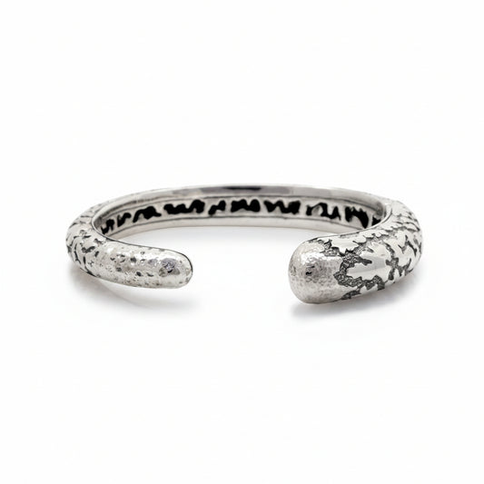 Bracciale rigido in argento 925 con texture martellata e ossidazione nera – Collezione Gunung Agung Balinesia