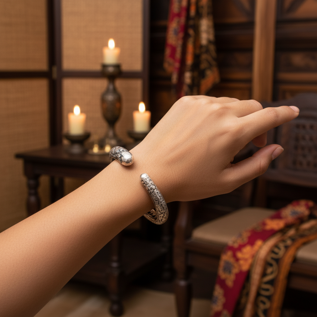 Bangle Lava Perak indossato al polso – argento 925 con ossidazione nera – ambientazione etnica balinese – Balinesia