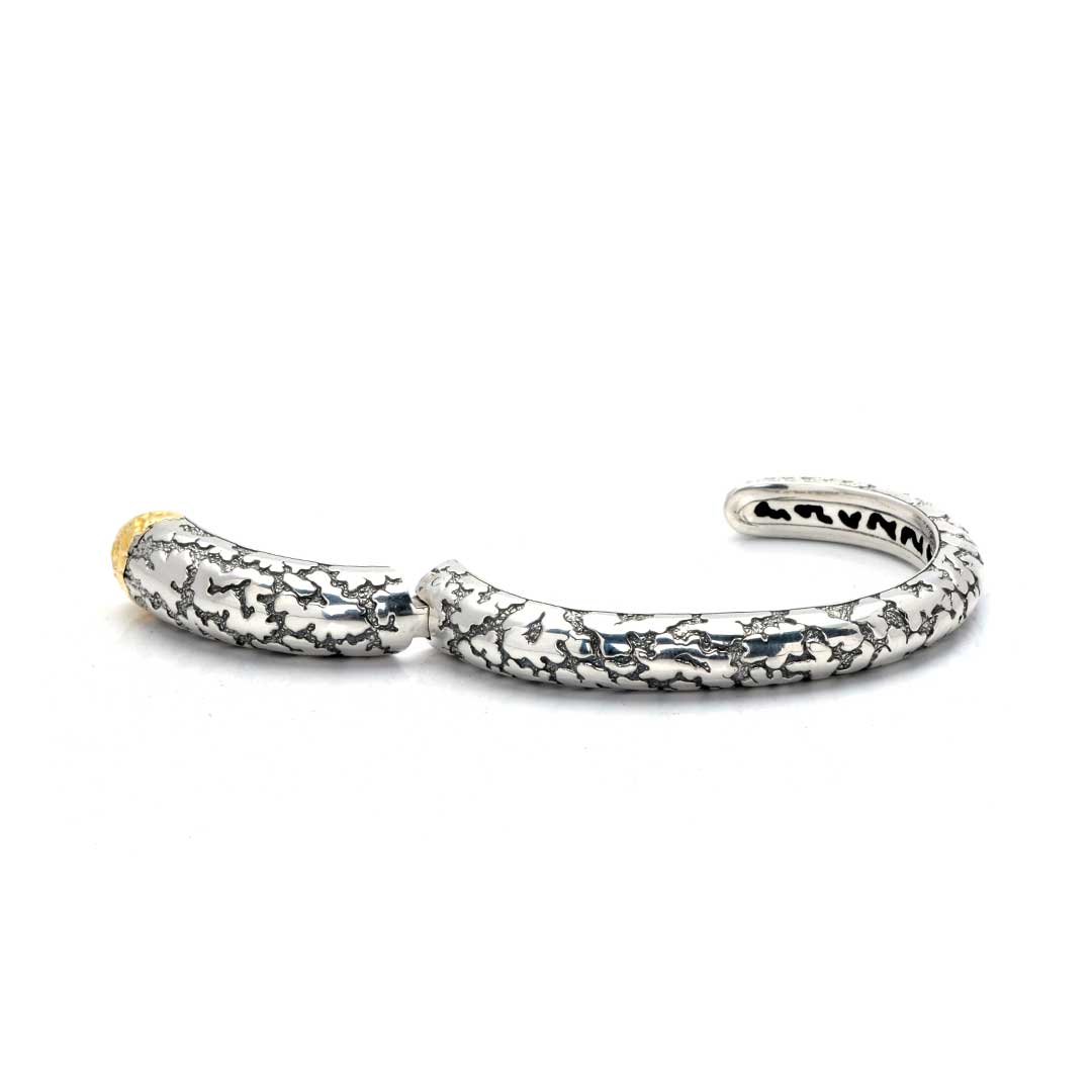 Bangle aperto Lava Perak in argento 925 – dettaglio texture crosta vulcanica con ossidazione nera – Gunung Agung Balinesia