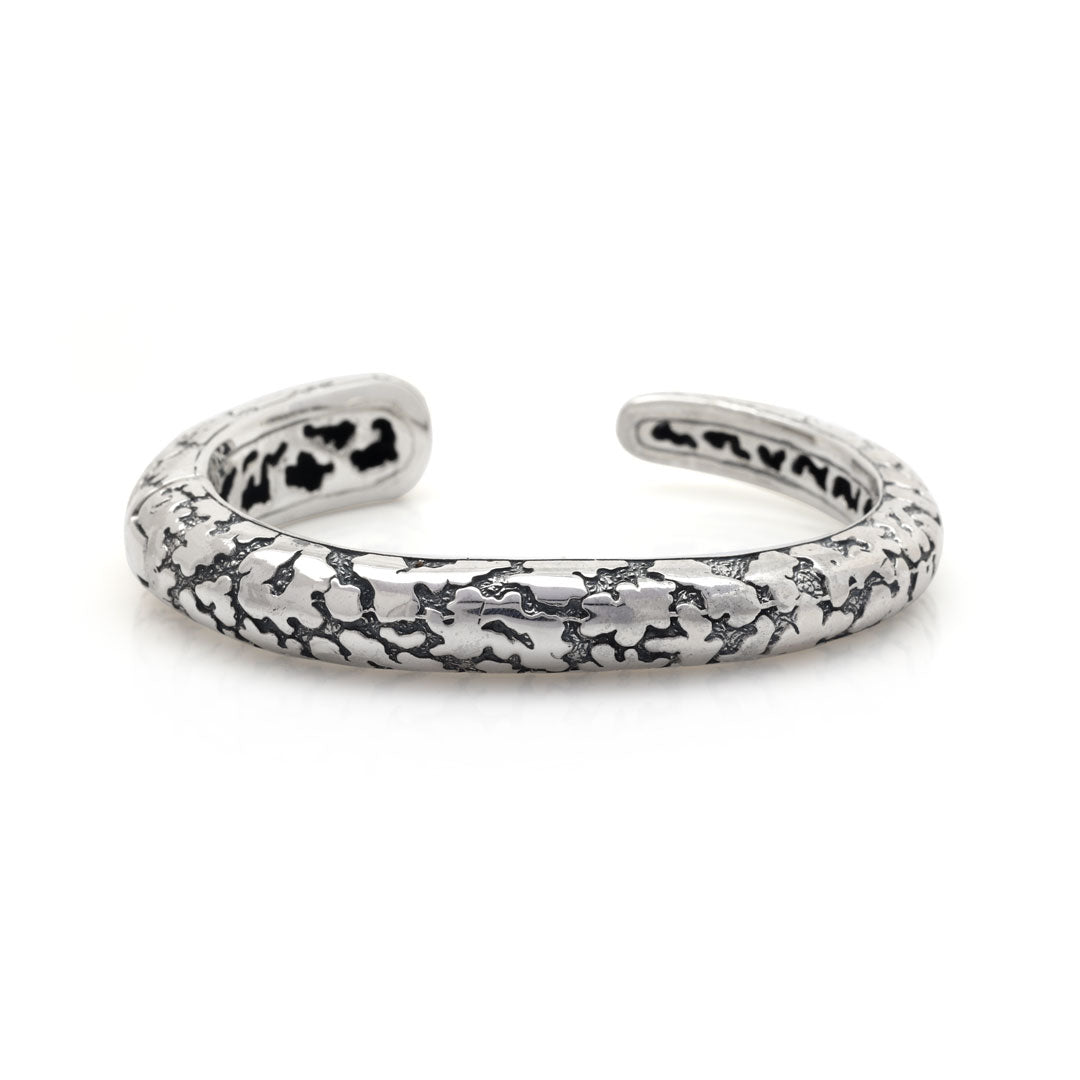 Vista posteriore del bangle Lava Perak in argento 925 – struttura tubolare bombata con incisioni e ossidazione – Balinesia