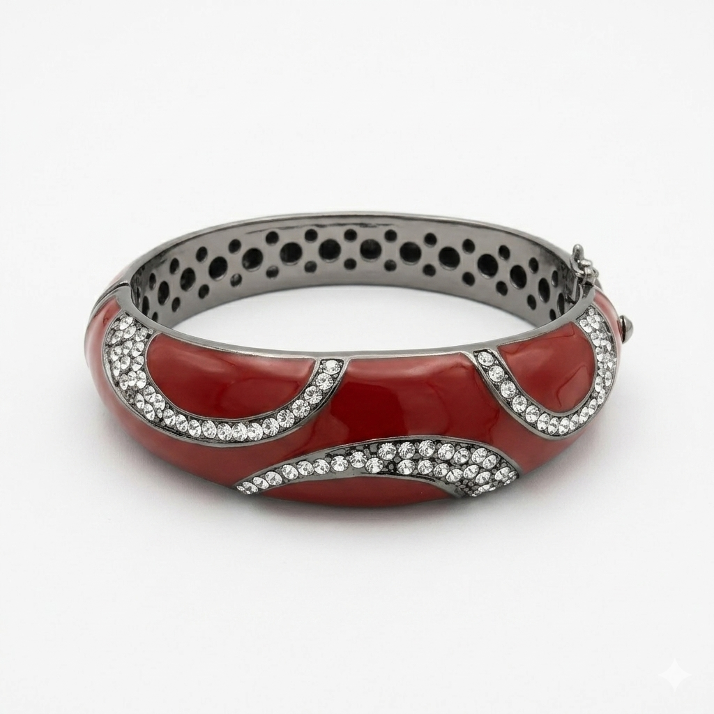 Bracciale Api Merah Collezione Notte Tropicale – vista frontale con smalto rosso, zirconi pavé e interno traforato a cerchi