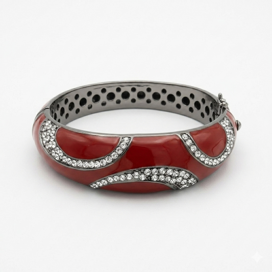 Bracciale Api Merah Collezione Notte Tropicale – vista frontale con smalto rosso, zirconi pavé e interno traforato a cerchi