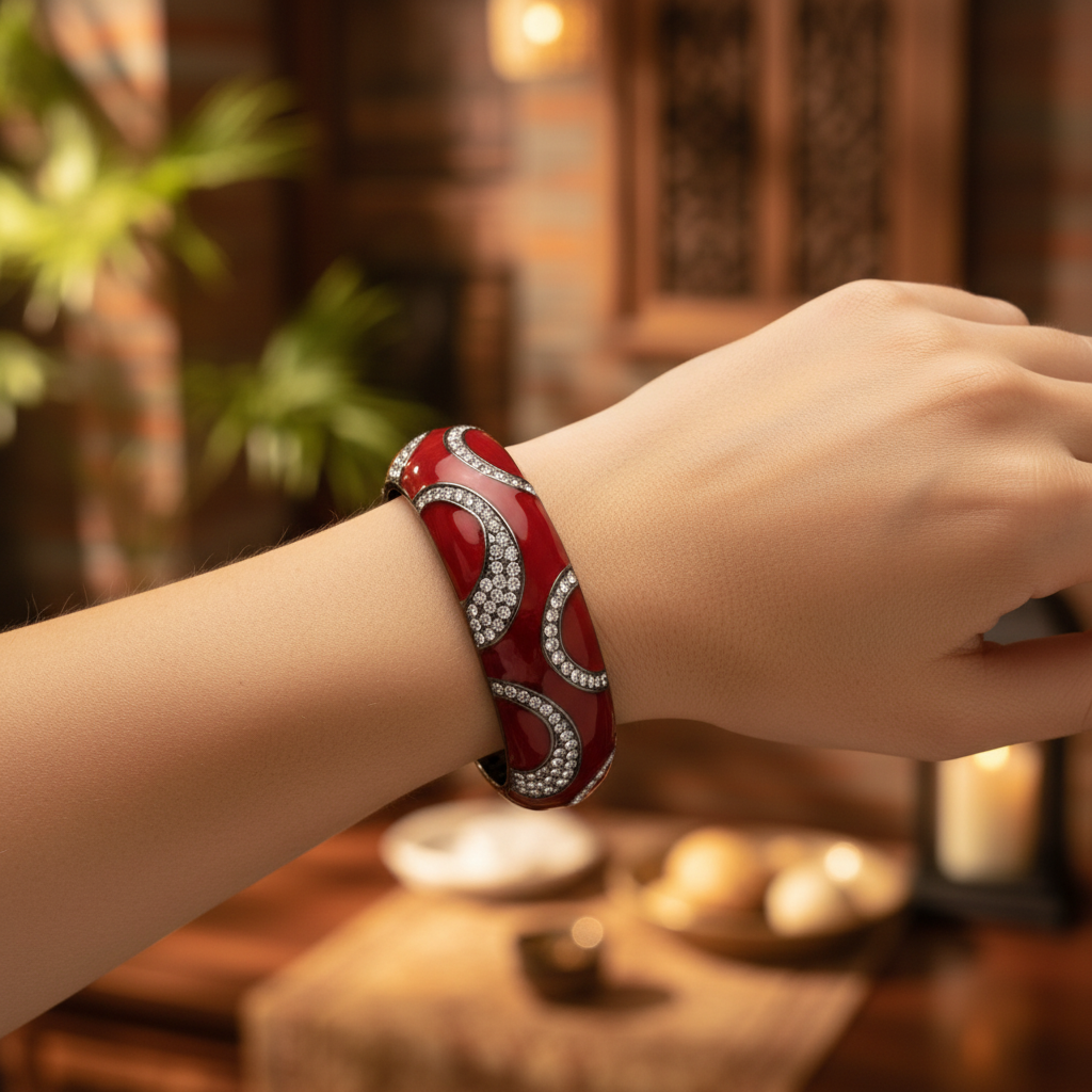 Bracciale Api Merah Collezione Notte Tropicale indossato al polso in ambiente serale con luce calda