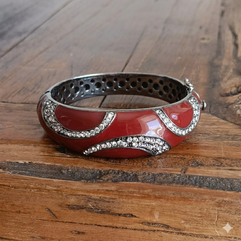Bracciale Api Merah Balinesia su superficie in legno – vista 3/4 con interno traforato e chiusura laterale