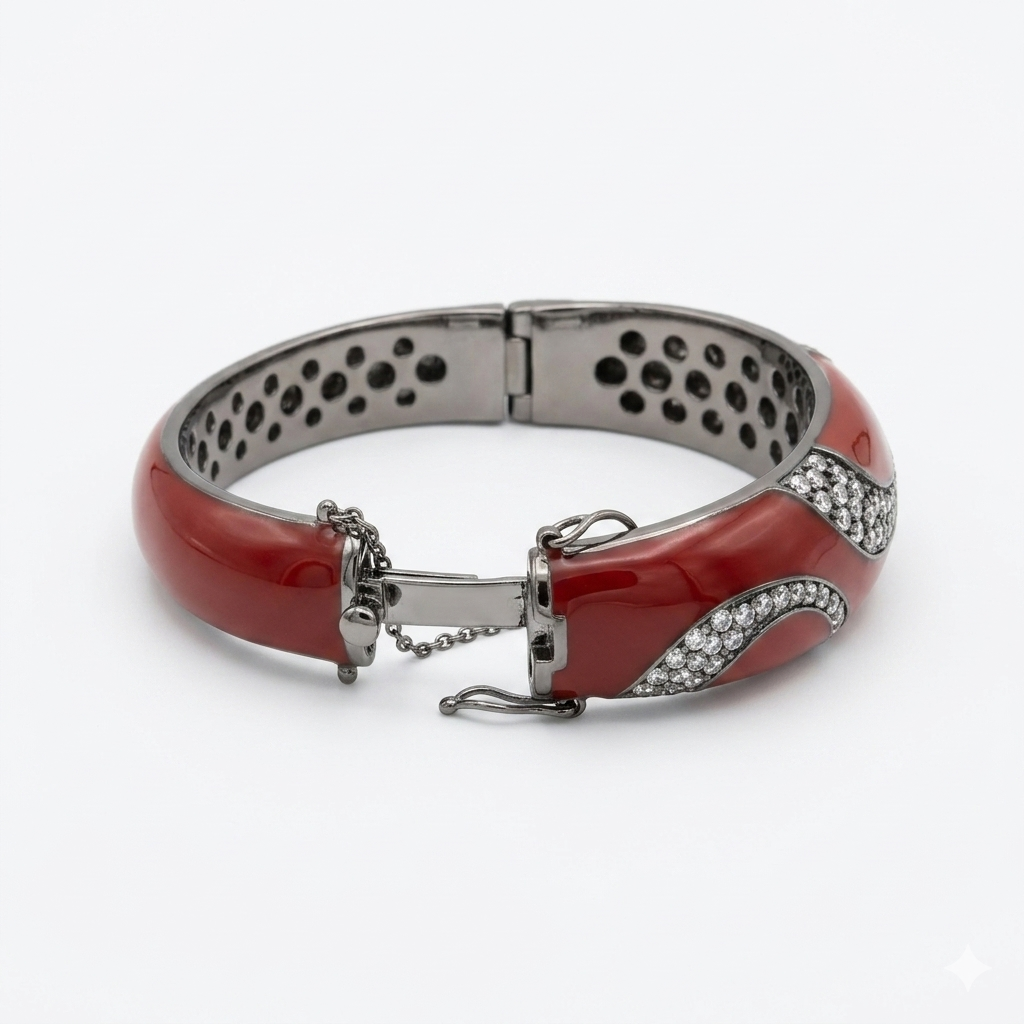 Bracciale Api Merah – dettaglio chiusura a doppio fermaglio con catenella di sicurezza su sfondo bianco