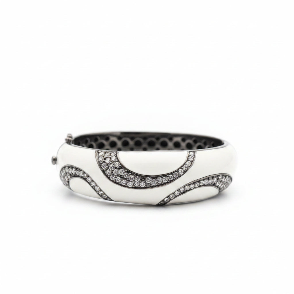 Bracciale bangle Ombak Bianco in argento rodiato con smalto bianco e onde di zirconi pavé — vista frontale su sfondo bianco, Collezione Notte Tropicale, Balinesia
