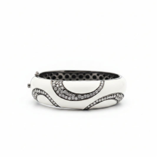 Bracciale bangle Ombak Bianco in argento rodiato con smalto bianco e onde di zirconi pavé — vista frontale su sfondo bianco, Collezione Notte Tropicale, Balinesia