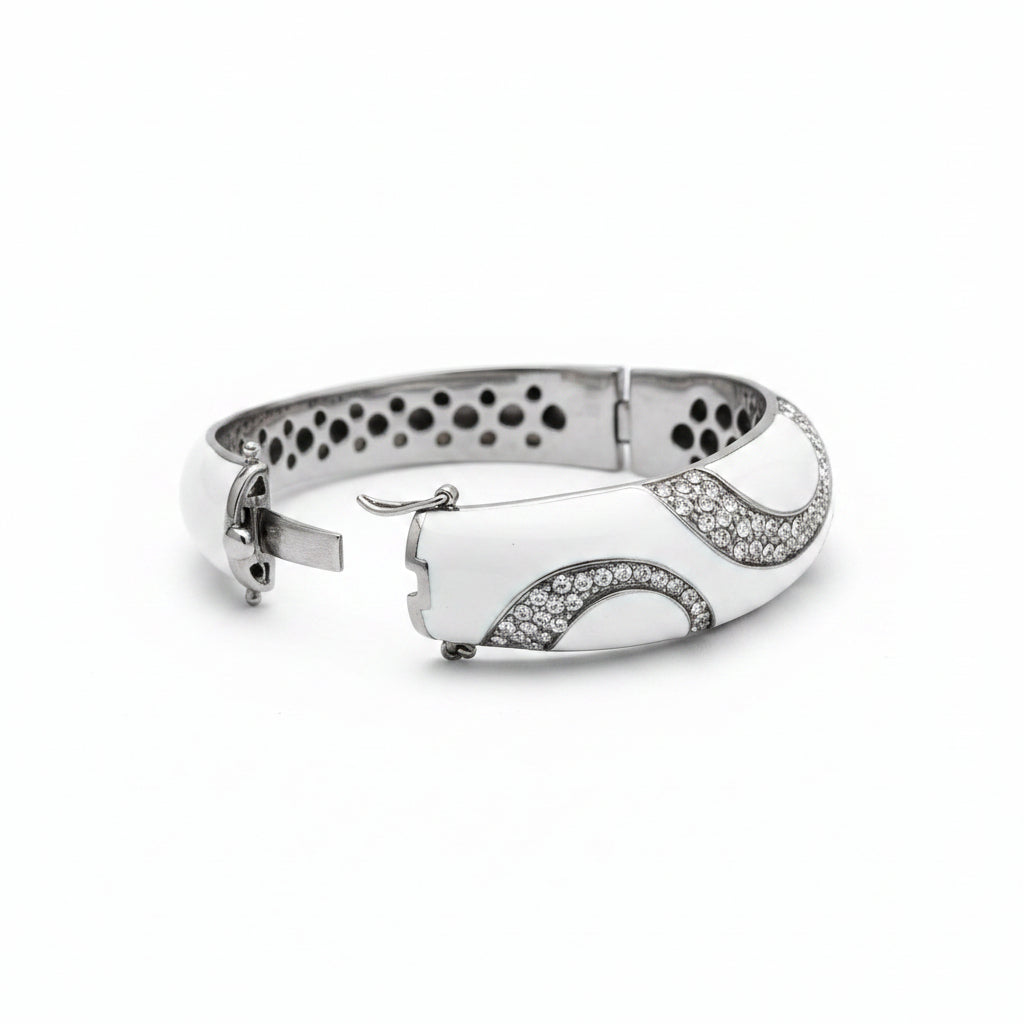 Bracciale bangle Ombak Bianco, dettaglio cerniera e fermaglio laterale con smalto bianco e zirconi pavé — Collezione Notte Tropicale, Balinesia