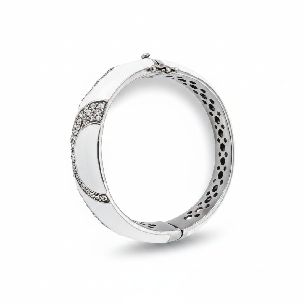 Bracciale bangle Ombak Bianco visto dall'alto: interno traforato geometrico e profilo ad onde di zirconi pavé — Balinesia