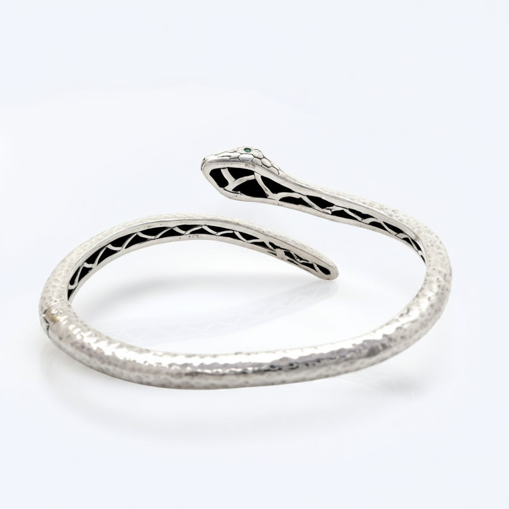 Bracciale bangle serpente in argento 925 – Collezione Black Mamba Balinesia – vista dall'alto con occhio smeraldo