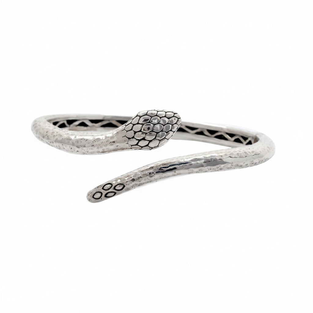 Bracciale serpente Black Mamba in argento 925 ossidato – testa con squame e corpo martellato openwork – vista frontale – Balinesia