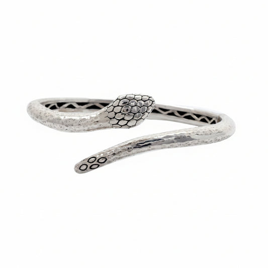 Bracciale serpente Black Mamba in argento 925 ossidato – testa con squame e corpo martellato openwork – vista frontale – Balinesia