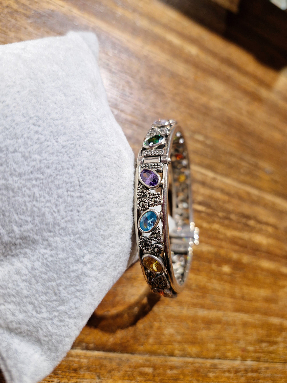 Bracciale Taman Sari Balinesia in argento 925, dettaglio laterale con pietre multicolore su panno bianco