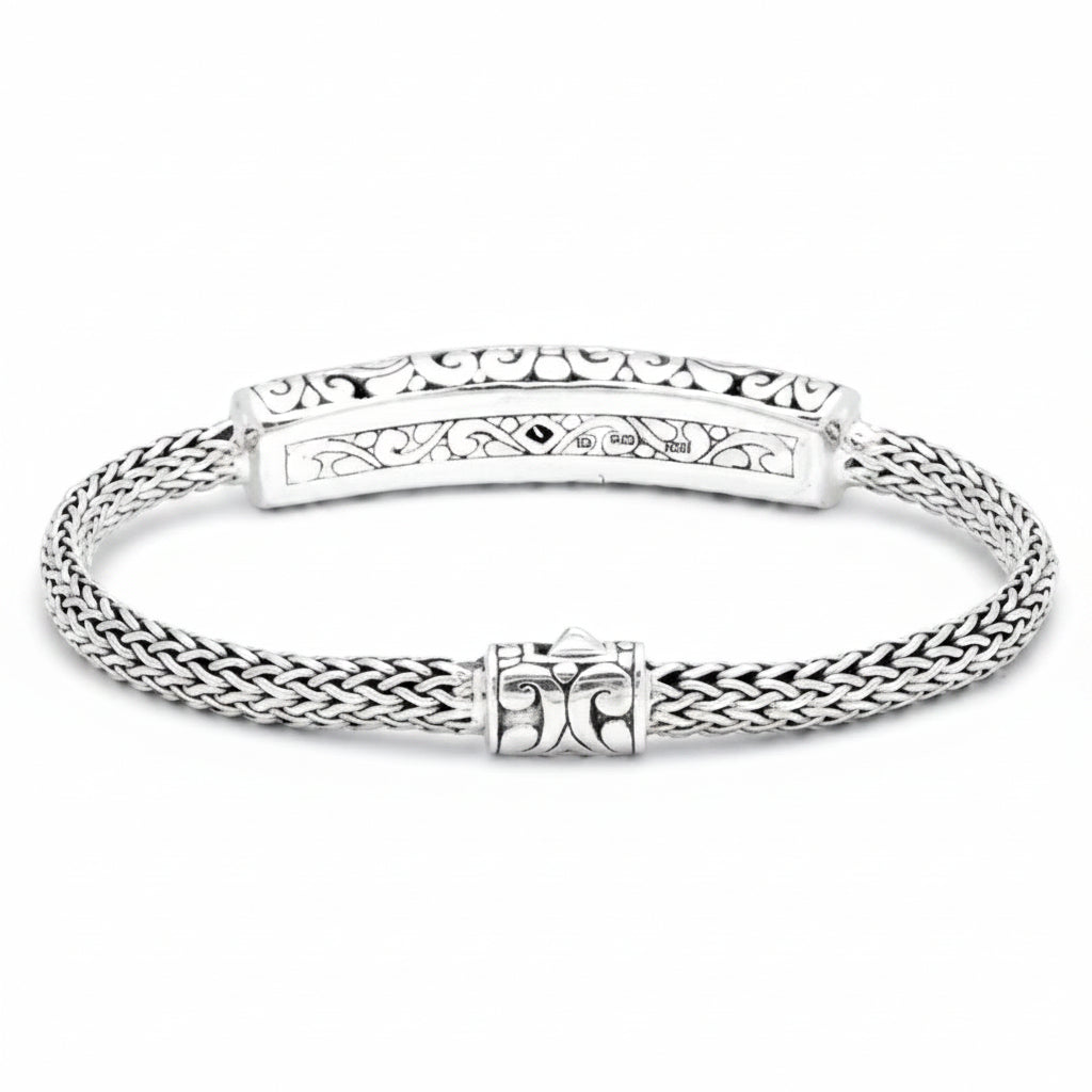 bracciale Tulang Naga Balinesia su sfondo bianco, vista retro barra e chiusura – catena intrecciata tulang naga in argento 925 ossidato con chiusura a scatto decorata con incisioni balinesi