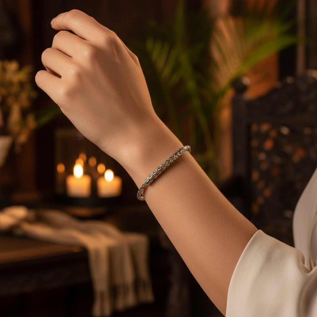 Bracciale Golden Naga Borobudur indossato al polso, argento 925 e oro 18K con barra Sisik Naga bicolore e catena Borobudur – Balinesia
