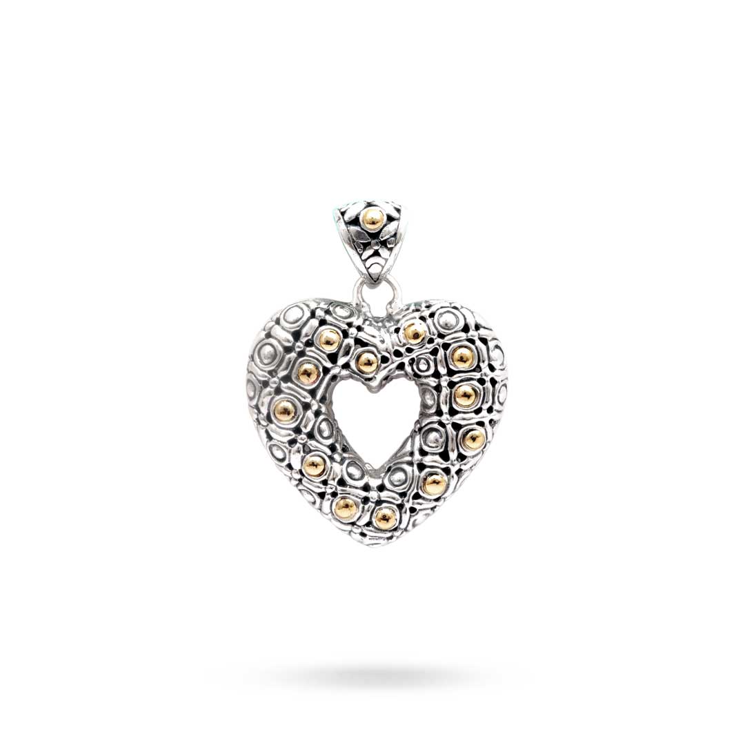 Ciondolo Hati Celuk Balinesia su sfondo bianco, vista frontale, ciondolo a cuore aperto in argento 925 ossidato con sfere in oro 18K e texture a cerchi concentrici, bail decorato a diamante, Collezione Viaggio a Celuk