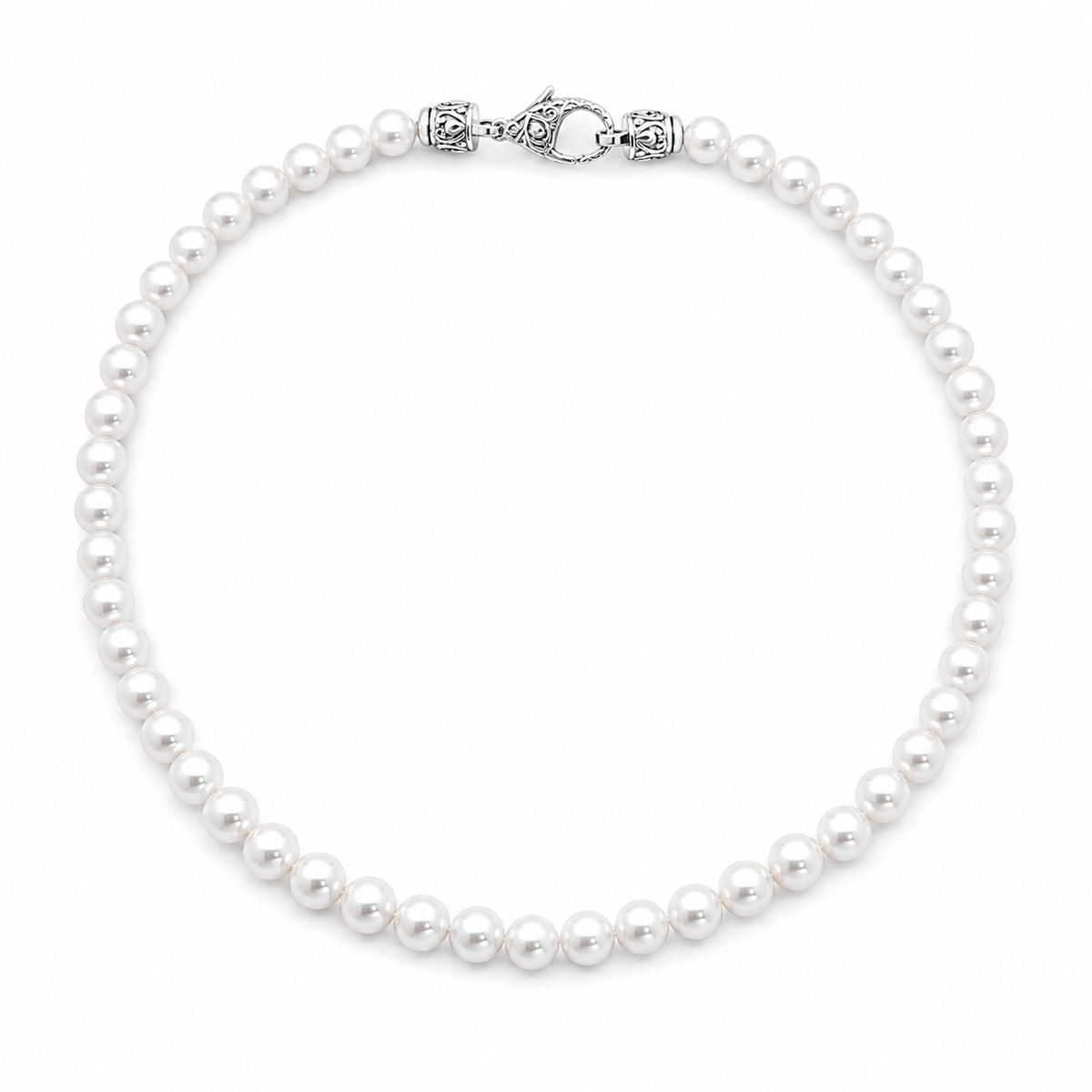 Collana Legian completa su sfondo bianco, perle uniformi, chiusura moschettone in alto