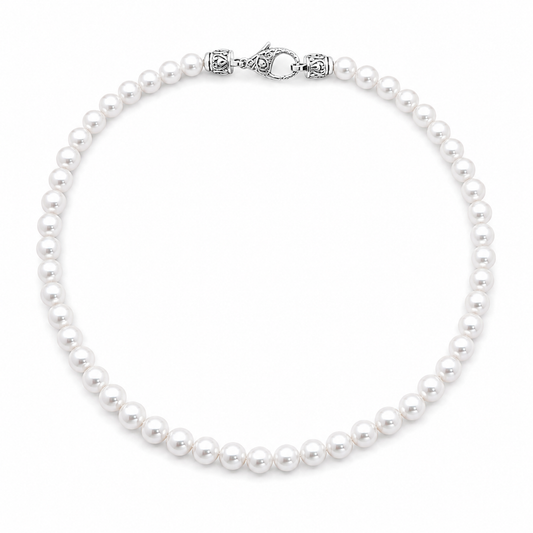 Collana Legian completa su sfondo bianco, perle uniformi, chiusura moschettone in alto