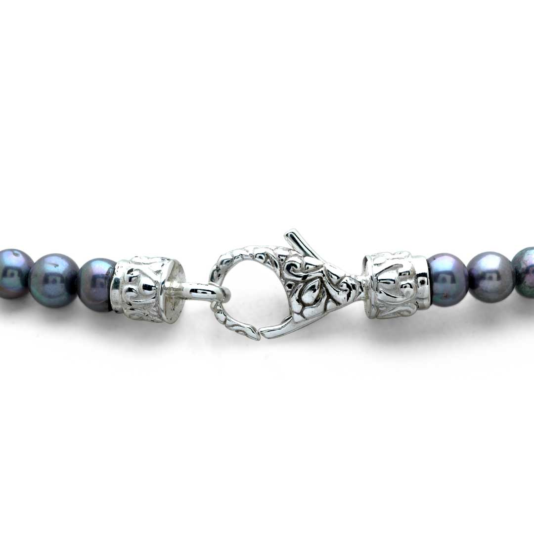 Dettaglio chiusura moschettone in argento 925 filigrana balinese della Collana Mutiara Kelabu Balinesia, con terminali cilindrici e perle grigio-blu