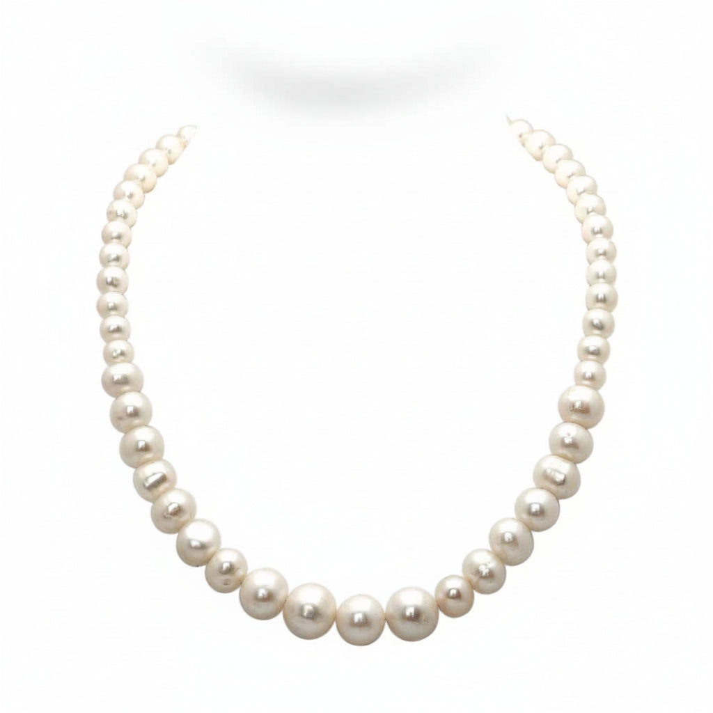 Collana Mutiara perle scalare Balinesia, disposizione crescente dal centro su sfondo bianco, senza chiusura in vista