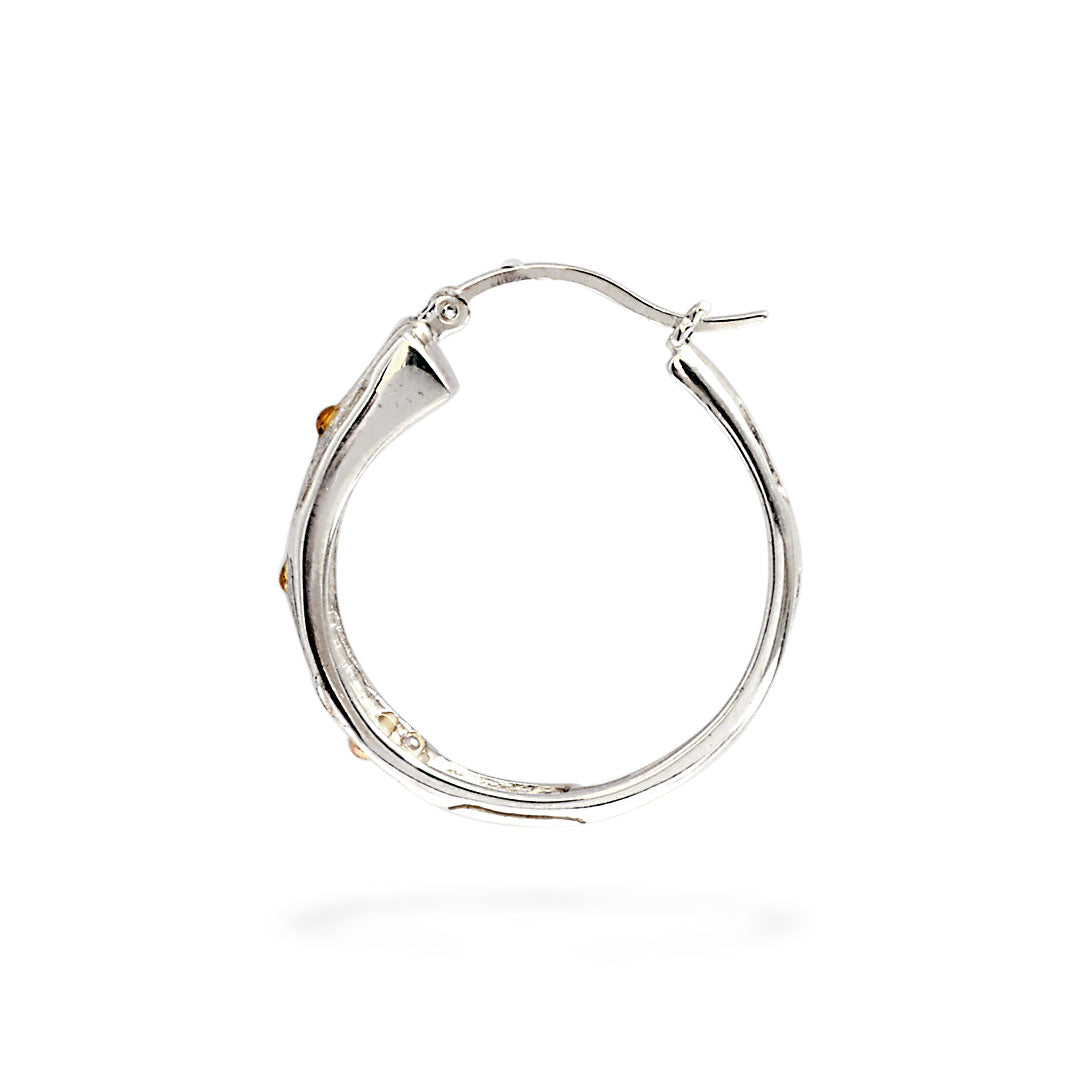 Orecchino Cerchio Bambù d'Argento in argento 925, vista laterale su sfondo bianco, profilo della struttura traforata a tre binari con pallini in oro 18K e chiusura a scatto aperta – Balinesia