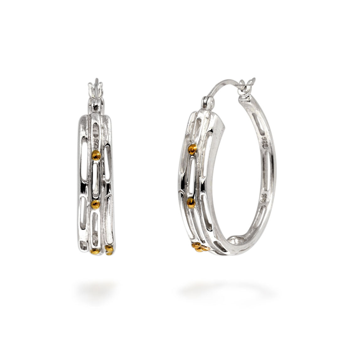 Orecchini Cerchio Bambù d'Argento in argento 925 lucido, vista frontale e laterale su sfondo bianco, struttura traforata a tre binari con pallini in oro 18K e chiusura a scatto – Collezione Ubud Balinesia