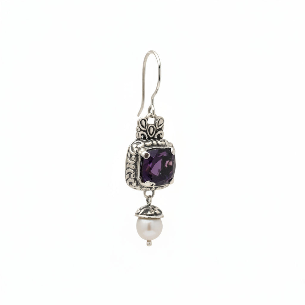 Orecchini Ametista e Perla Collezione Viaggio a Celuk Balinesia, vista frontale su sfondo neutro, castone cesellato in argento 925 ossidato con ametista cushion viola e perla naturale bianca
