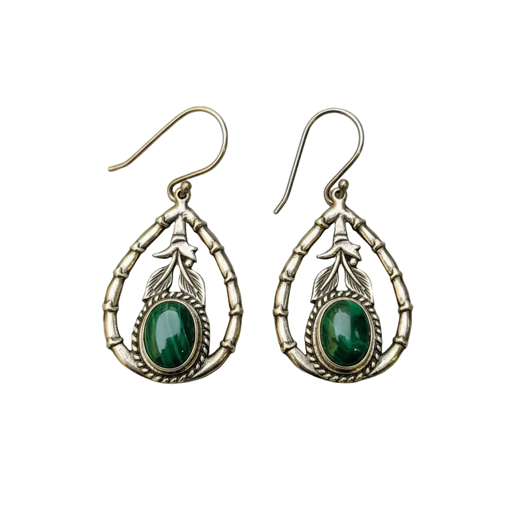 Orecchini Bambù Goccia Malachite in argento 925 ossidato – struttura a goccia aperta con motivo a bambù e foglie cesellate, malachite naturale ovale verde, chiusura a monachella – Balinesia, Collezione Viaggio a Celuk