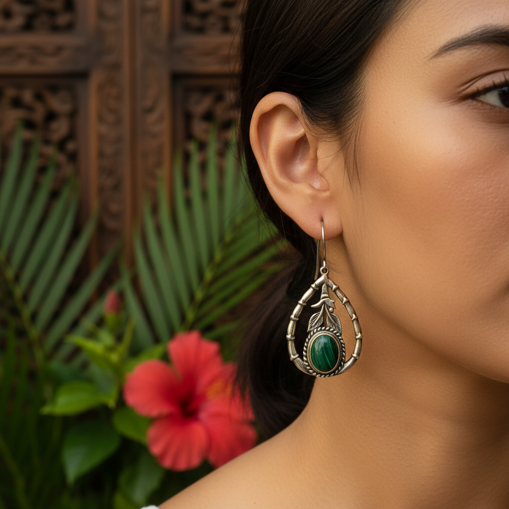 Orecchino Bambù Goccia Malachite Balinesia indossato – argento 925 con malachite naturale verde, ambientazione balinese con intagli in legno e ibisco – Collezione Viaggio a Celuk