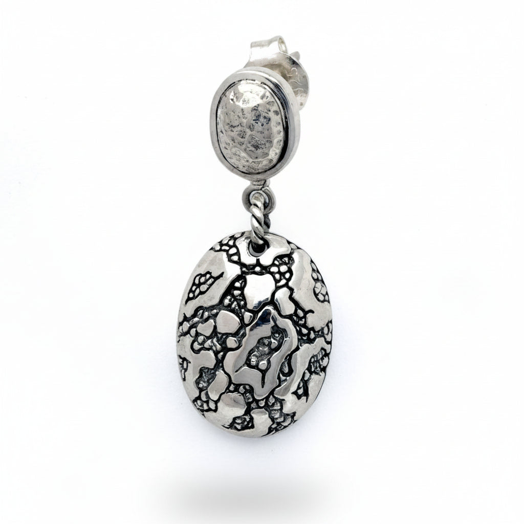 Orecchin0 singolo  Batu Agung  in argento 925 – dettaglio charm ovale bombato con texture crocodile – Collezione Gunung Agung Balinesia