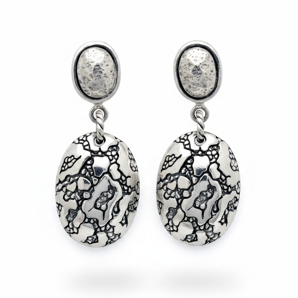 Orecchini Batu Agung in argento 925 – coppia vista frontale con charm ovale crocodile – Collezione Gunung Agung Balinesia