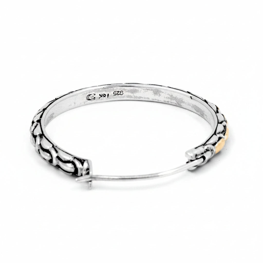 Orecchino Golden Naga in argento 925 ossidato, vista laterale con dettaglio della texture a squame Naga e elementi ovali in oro 18K – Balinesia