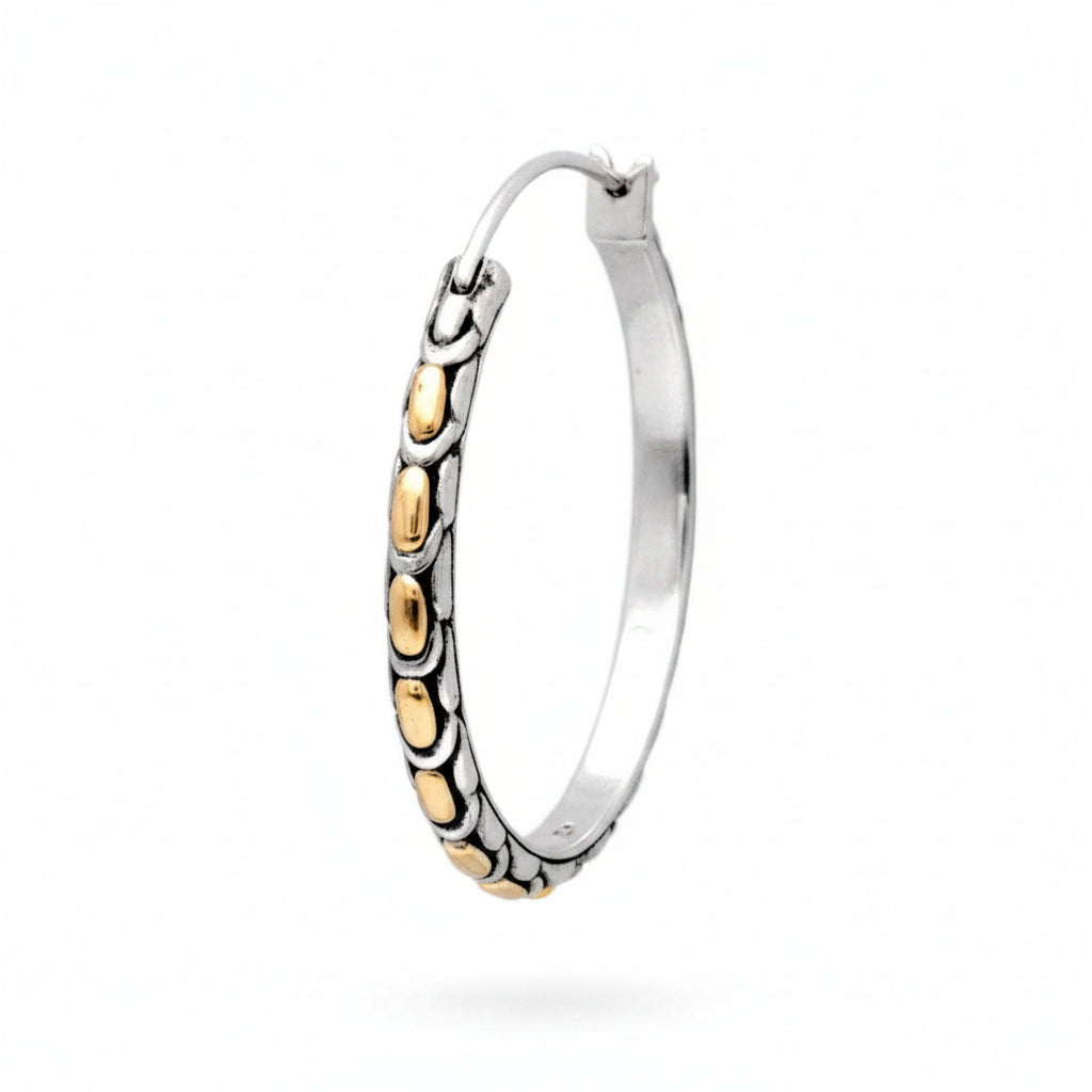 Orecchino Golden Naga in argento 925, vista interna su sfondo bianco con punzonatura S925 10K visibile e meccanismo di chiusura a scatto – Balinesia