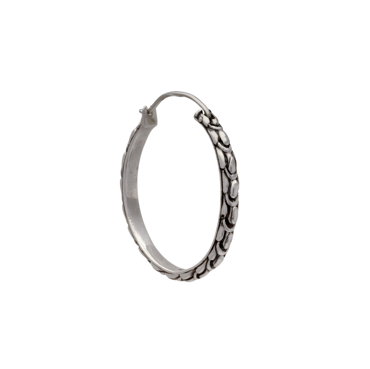 Orecchino Naga Perak a cerchio in argento 925 – vista laterale – texture squame Sisik Naga con ossidazione nera – Balinesia