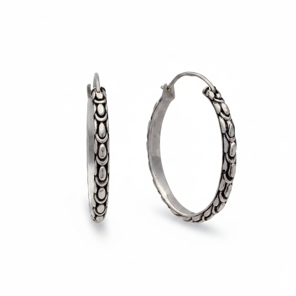 Orecchini a cerchio in argento 925 ossidato con texture a squame Sisik Naga incise – coppia – Naga Perak Balinesia