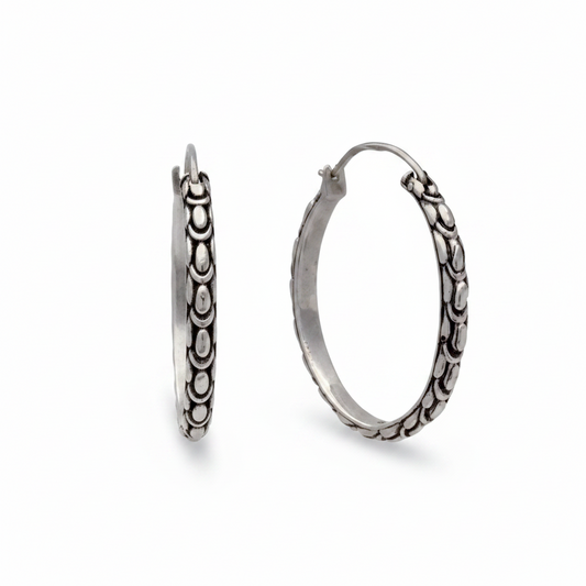 Orecchini a cerchio in argento 925 ossidato con texture a squame Sisik Naga incise – coppia – Naga Perak Balinesia