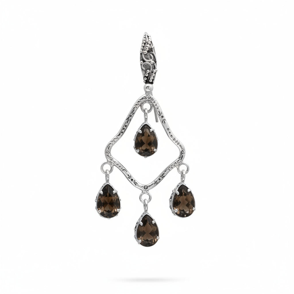 Orecchini Chandelier Quarzo Fumé Balinesia, orecchino singolo su sfondo bianco vista frontale, gancio francese decorato con filigrana granulata e volute balinesi, telaio a rombo e quattro quarzi fumé pear shape marrone-ambra in montature a griffe ossidato, Collezione Essenza di Ubud