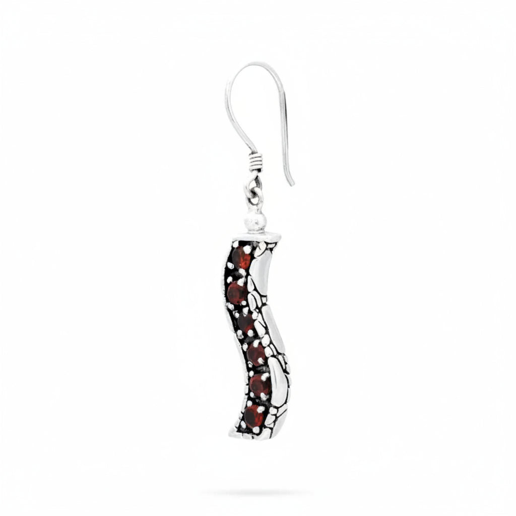 Orecchino Buaya Merah in argento 925 ossidato, vista laterale su sfondo bianco, spessore del corpo con texture Crocodile incisa a mano e granati rossi naturali in rilievo – Balinesia