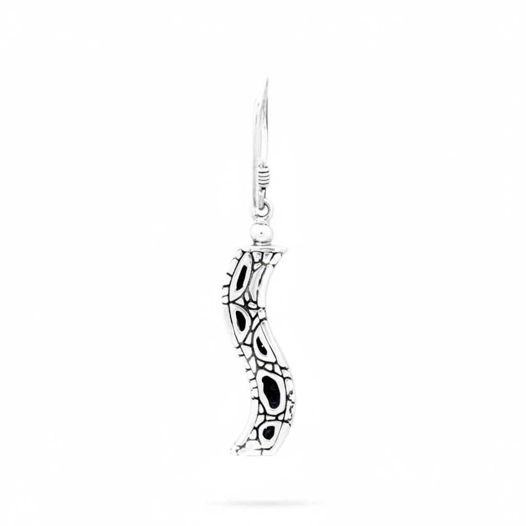 Orecchino Buaya Merah in argento 925 ossidato, vista posteriore su sfondo bianco, texture Crocodile a cellette incise a mano con ossidazione nera profonda – Balinesia
